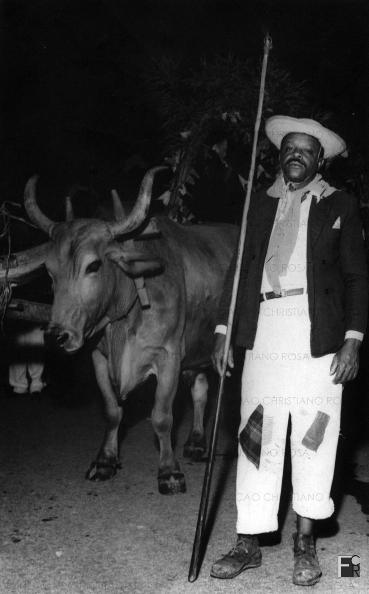 O carreiro Sebastião A. Santos à frente do Carro de Bois que conduziu a noiva em Festa Junina, em Junho de 1961. Foto na Praça Duque de Caxias, em Piquete, SP.