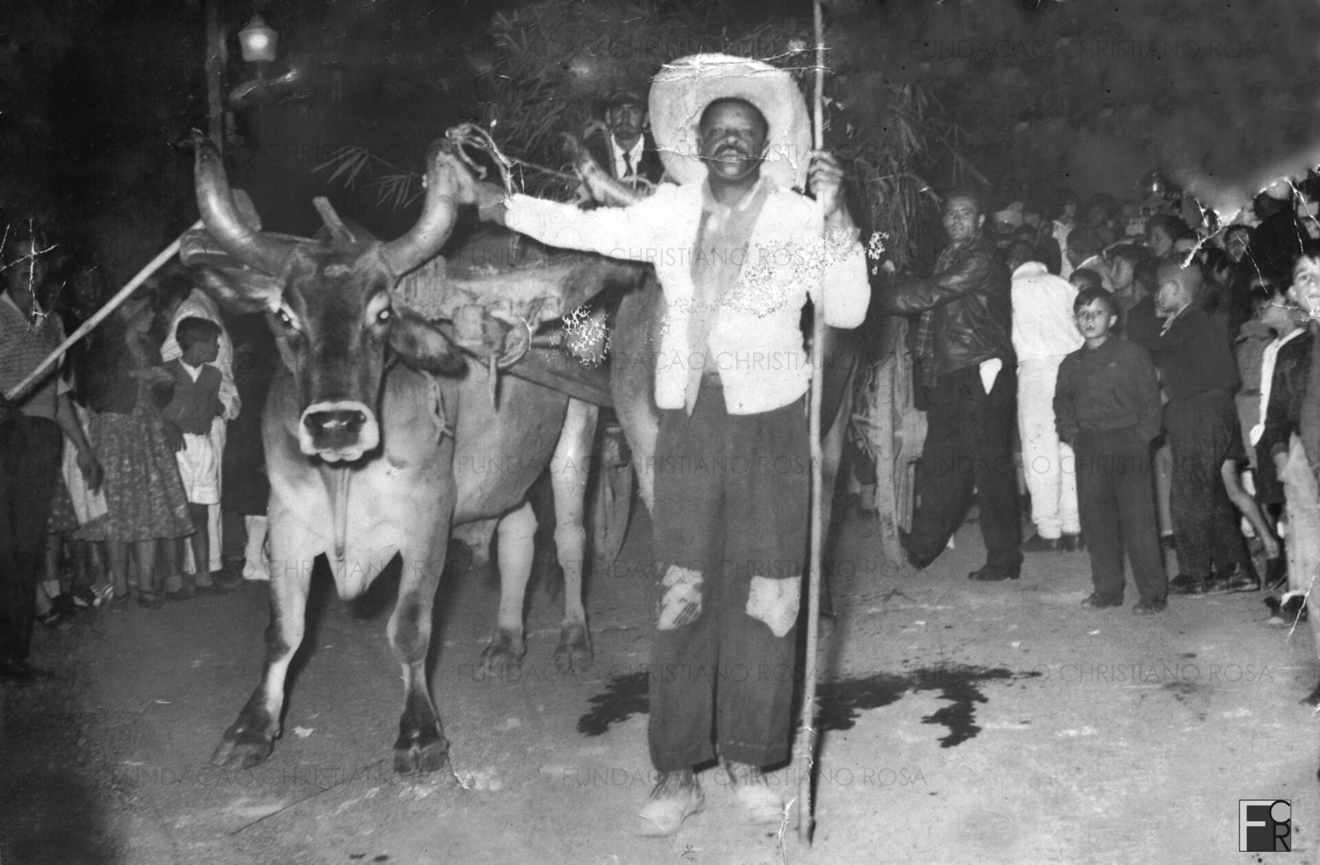 O carreiro Sebastião A. Santos à frente do Carro de Bois que conduziu a noiva em Festa Junina, em Junho de 1961. Foto na Praça Duque de Caxias, em Piquete, SP.