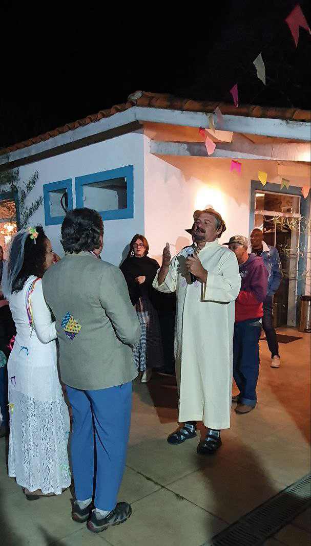 A tradição das Festas Juninas é mantida em Piquete, SP. No dia de São João, 24/06/2022, a festança foi promovida pelo casal Alencar e Beth Ferreira, que recebeu inúmeros amigos na “Fazenda do Zeca Ferreira”.