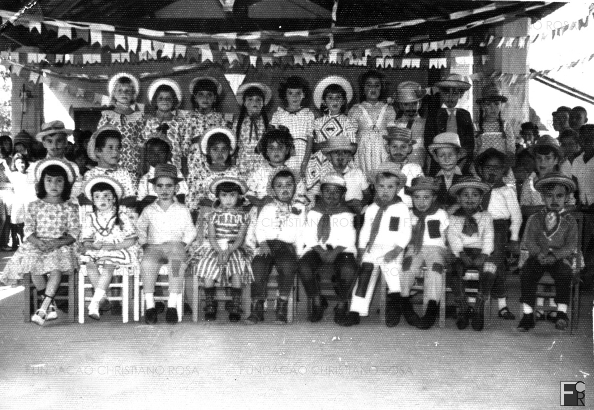 Alunos do Grupo Escolar Antônio João trajados para Festa Junina.