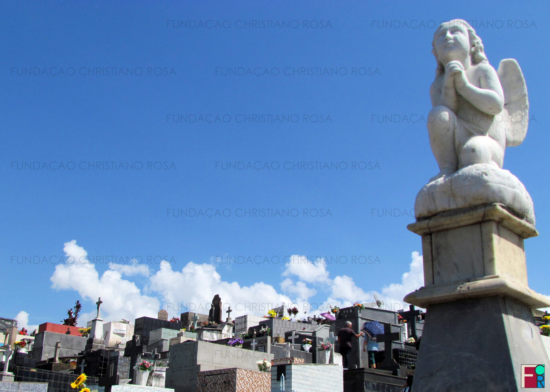 Vista do cemitério de Piquete. Túmulos de personagens históricos de nossa cidade, como Major Pedro Bittencourt, José Mariano Ribeiro da Silva, Cel. Luiz Francisco Relvas, Carlos Ribeiro da Silva, Carlos Alvim Tacques Bittencourt, primeiro prefeito, e Capitão José de Brito merecem maior atenção.