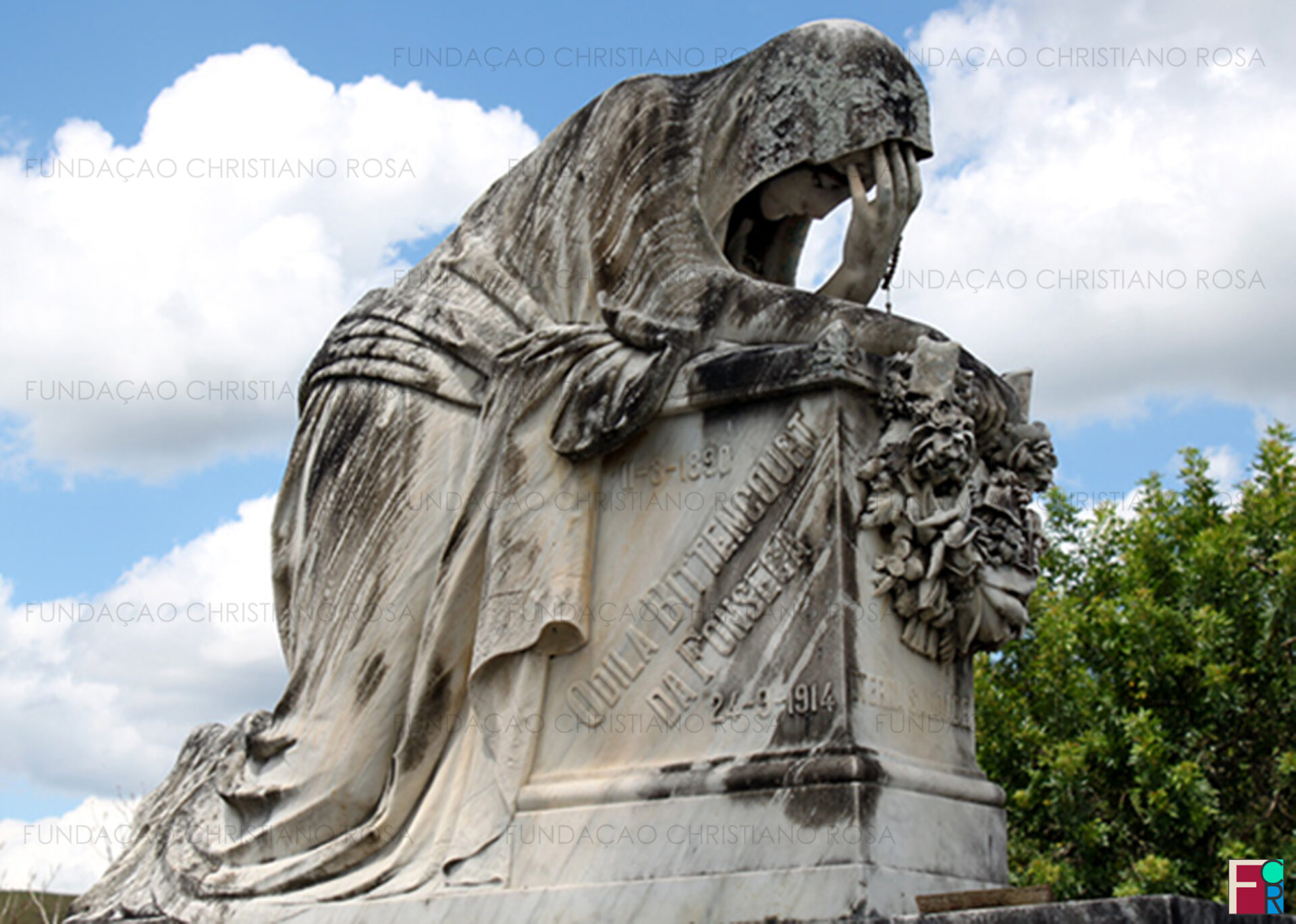 “Alegoria à Saudade”, obra que ornamenta o túmulo de Odila Bittencourt, filha do primeiro prefeito de Piquete, falecida em Washington, EUA, em 1914.