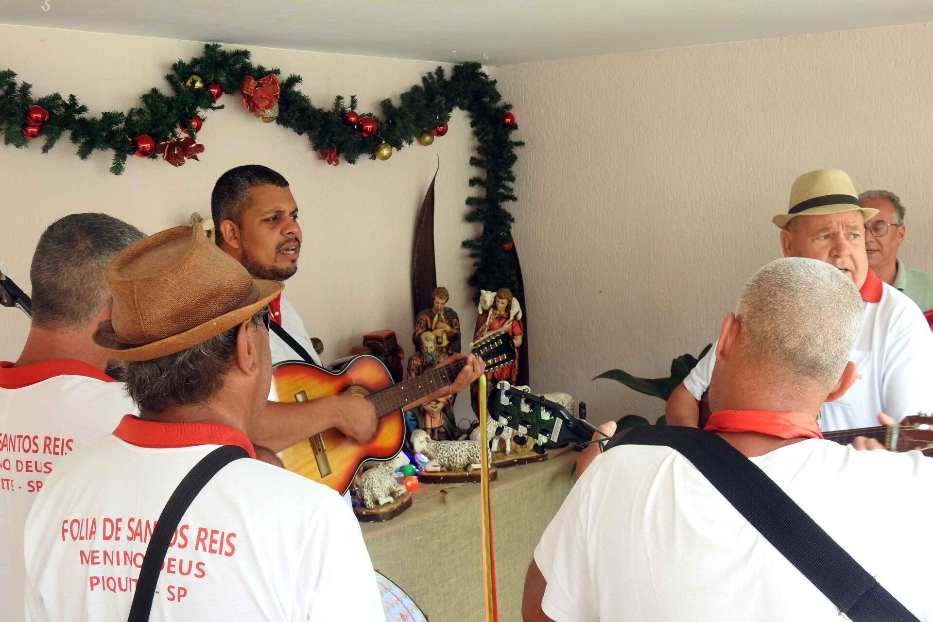 Grupo Folia de Reis Menino Deus, de Piquete, SP. Esse Grupo percorre o município no período entre dezembro e janeiro, antecedendo a grande Festa de Reis, visitando presépios. Foto tirada em 29 de dezembro de 2024.