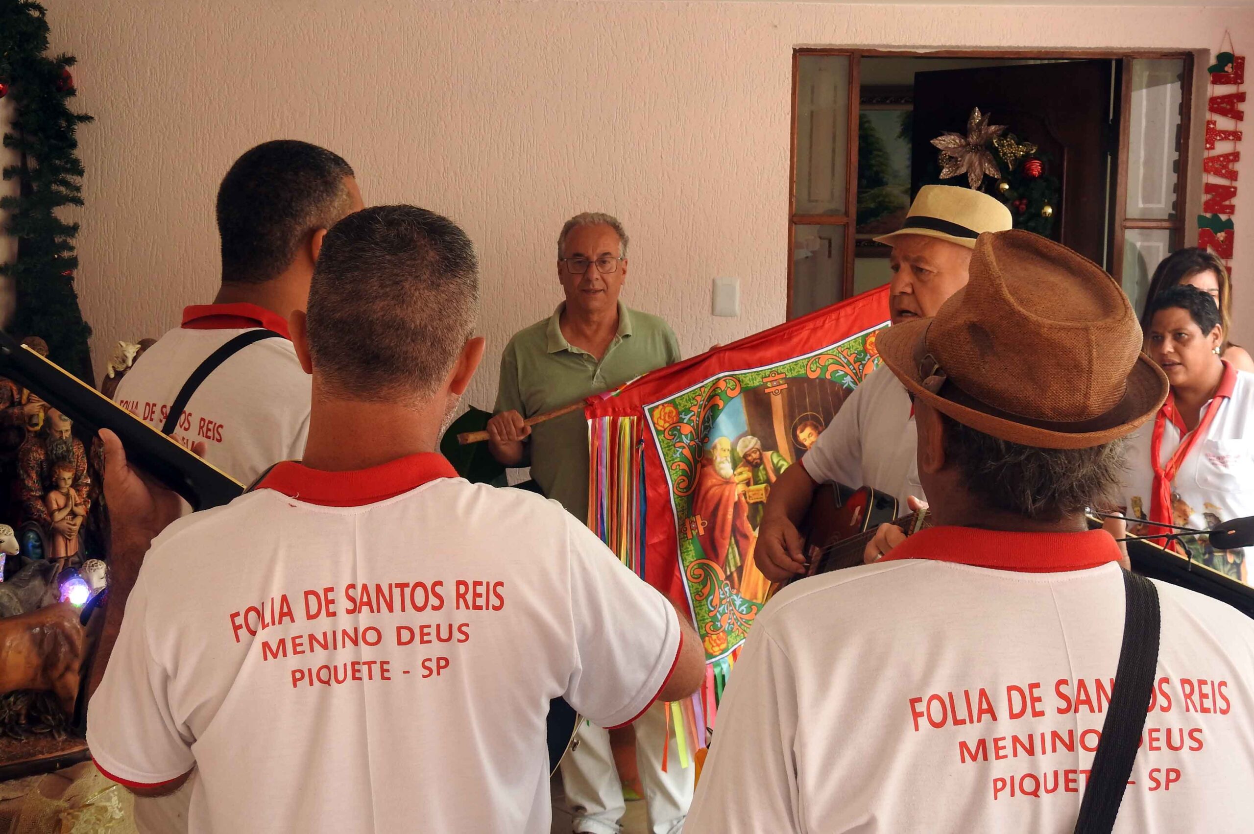Grupo Folia de Reis Menino Deus, de Piquete, SP. Esse Grupo percorre o município no período entre dezembro e janeiro, antecedendo a grande Festa de Reis, visitando presépios. Foto tirada em 29 de dezembro de 2024.
