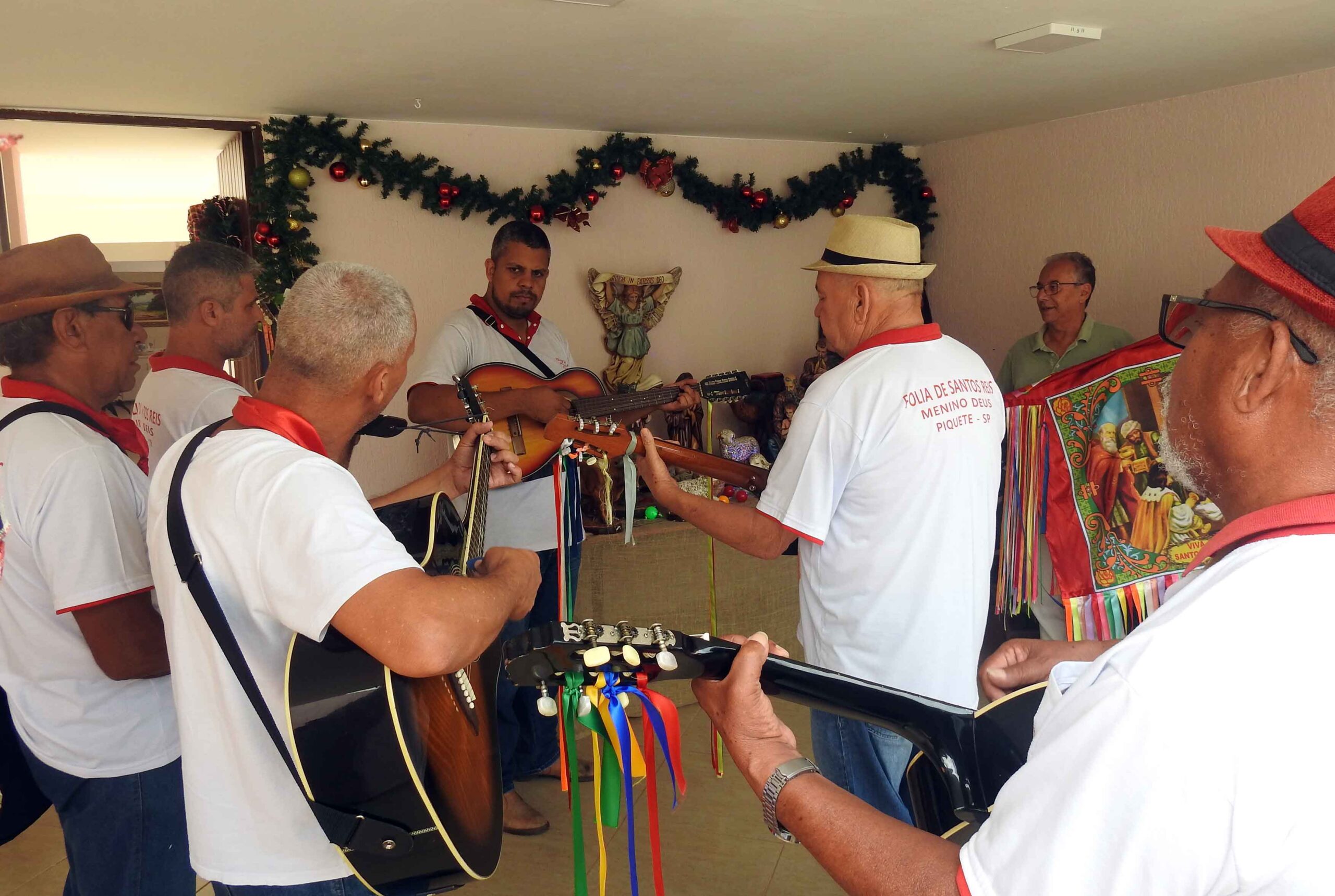 Grupo Folia de Reis Menino Deus, de Piquete, SP. Esse Grupo percorre o município no período entre dezembro e janeiro, antecedendo a grande Festa de Reis, visitando presépios. Foto tirada em 29 de dezembro de 2024.