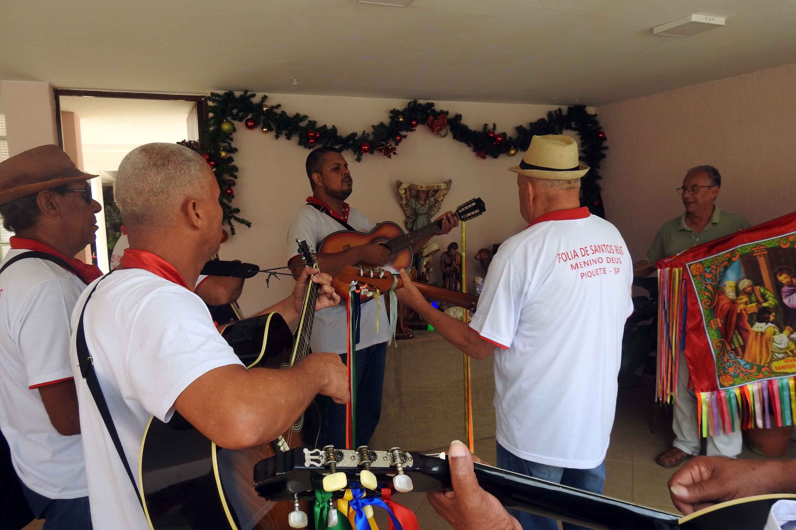 Grupo Folia de Reis Menino Deus, de Piquete, SP. Esse Grupo percorre o município no período entre dezembro e janeiro, antecedendo a grande Festa de Reis, visitando presépios. Foto tirada em 29 de dezembro de 2024.