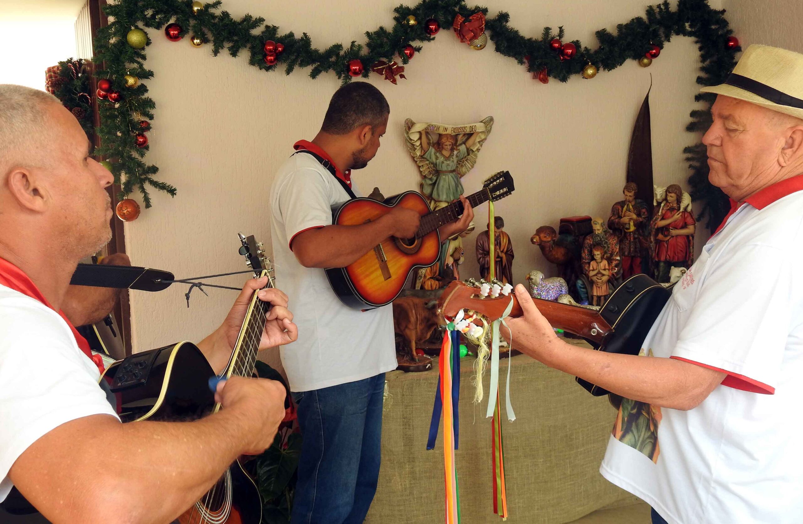 Grupo Folia de Reis Menino Deus, de Piquete, SP. Esse Grupo percorre o município no período entre dezembro e janeiro, antecedendo a grande Festa de Reis, visitando presépios. Foto tirada em 29 de dezembro de 2024.