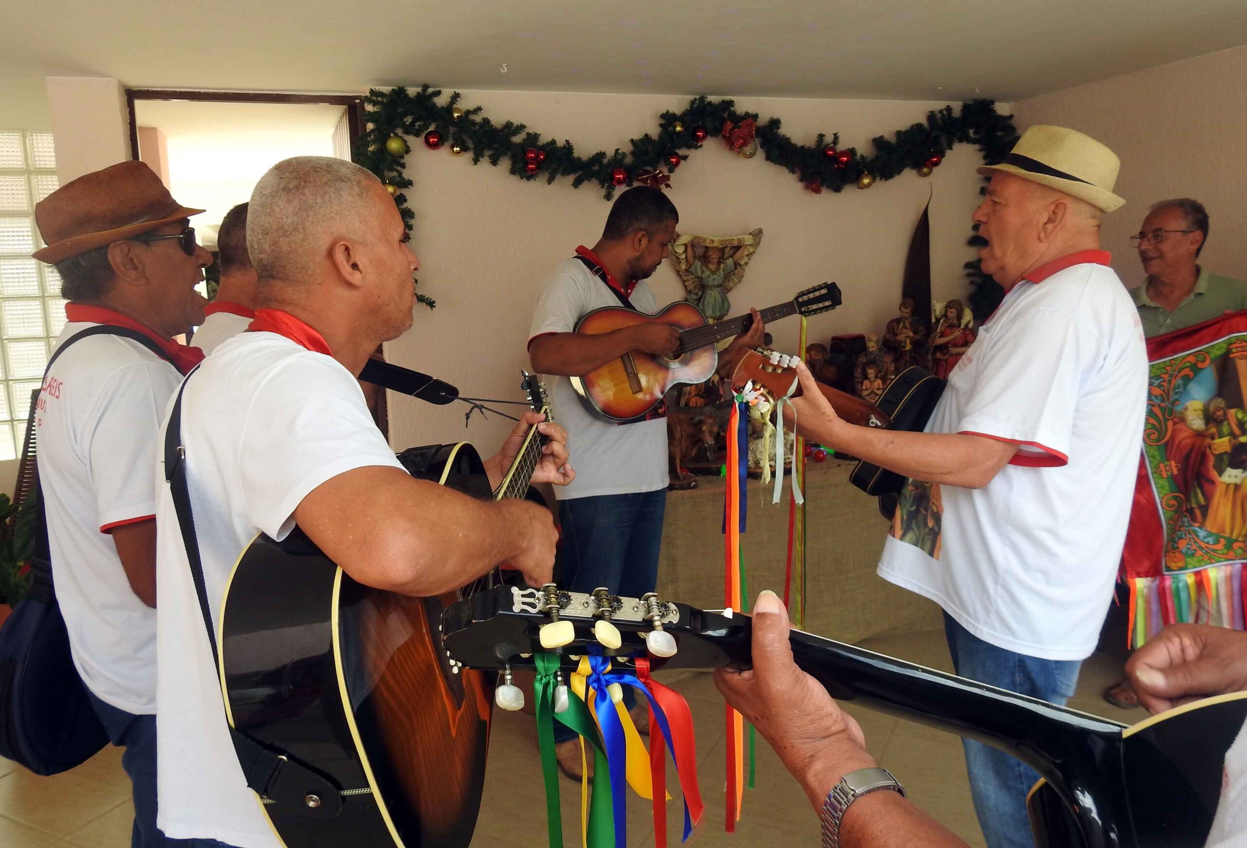 Grupo Folia de Reis Menino Deus, de Piquete, SP. Esse Grupo percorre o município no período entre dezembro e janeiro, antecedendo a grande Festa de Reis, visitando presépios. Foto tirada em 29 de dezembro de 2024.
