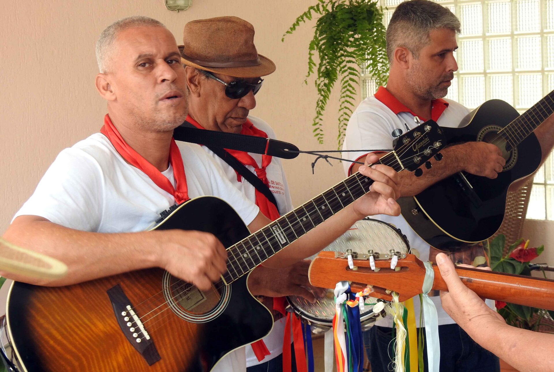 Grupo Folia de Reis Menino Deus, de Piquete, SP. Esse Grupo percorre o município no período entre dezembro e janeiro, antecedendo a grande Festa de Reis, visitando presépios. Foto tirada em 29 de dezembro de 2024.