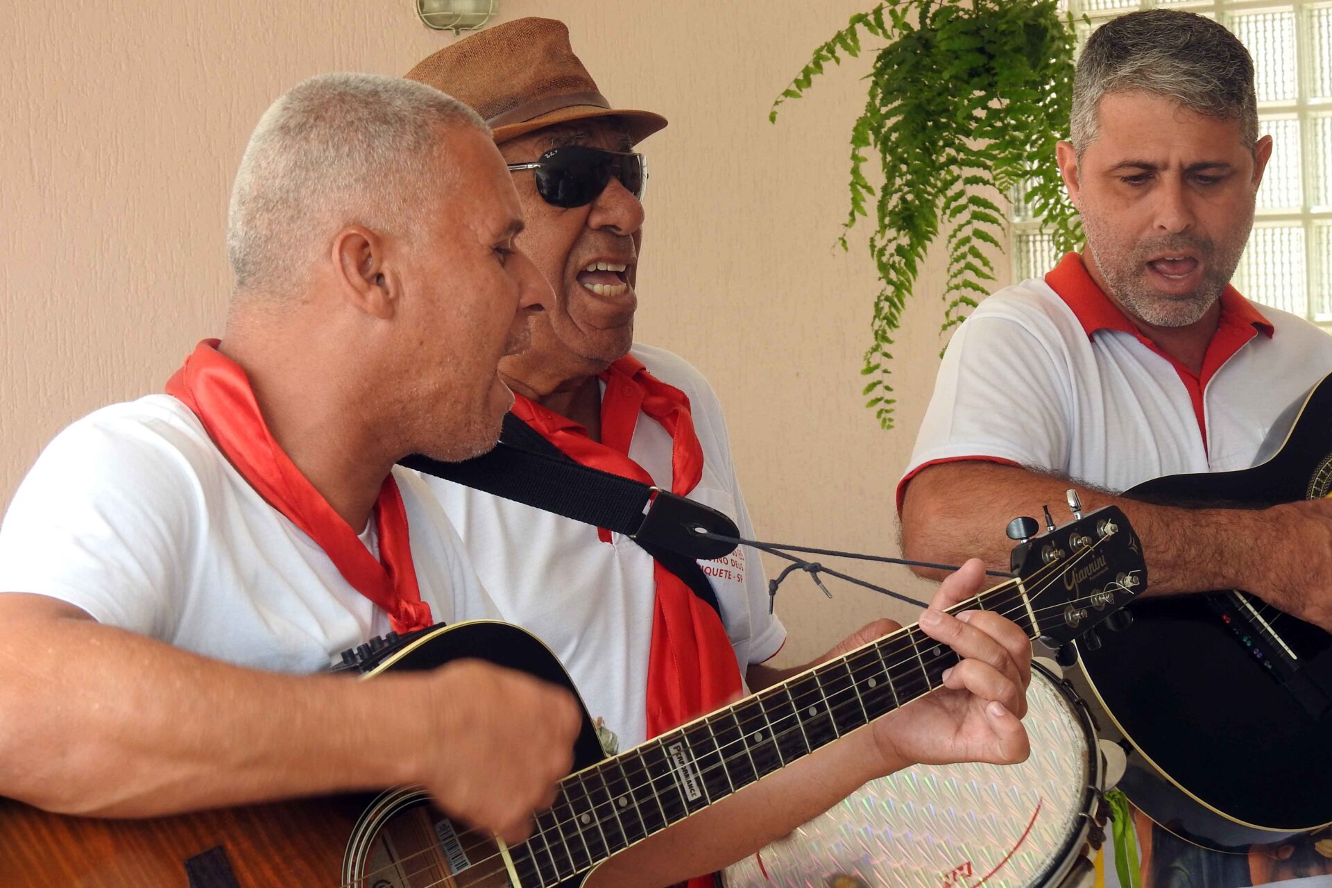 Grupo Folia de Reis Menino Deus, de Piquete, SP. Esse Grupo percorre o município no período entre dezembro e janeiro, antecedendo a grande Festa de Reis, visitando presépios. Foto tirada em 29 de dezembro de 2024.