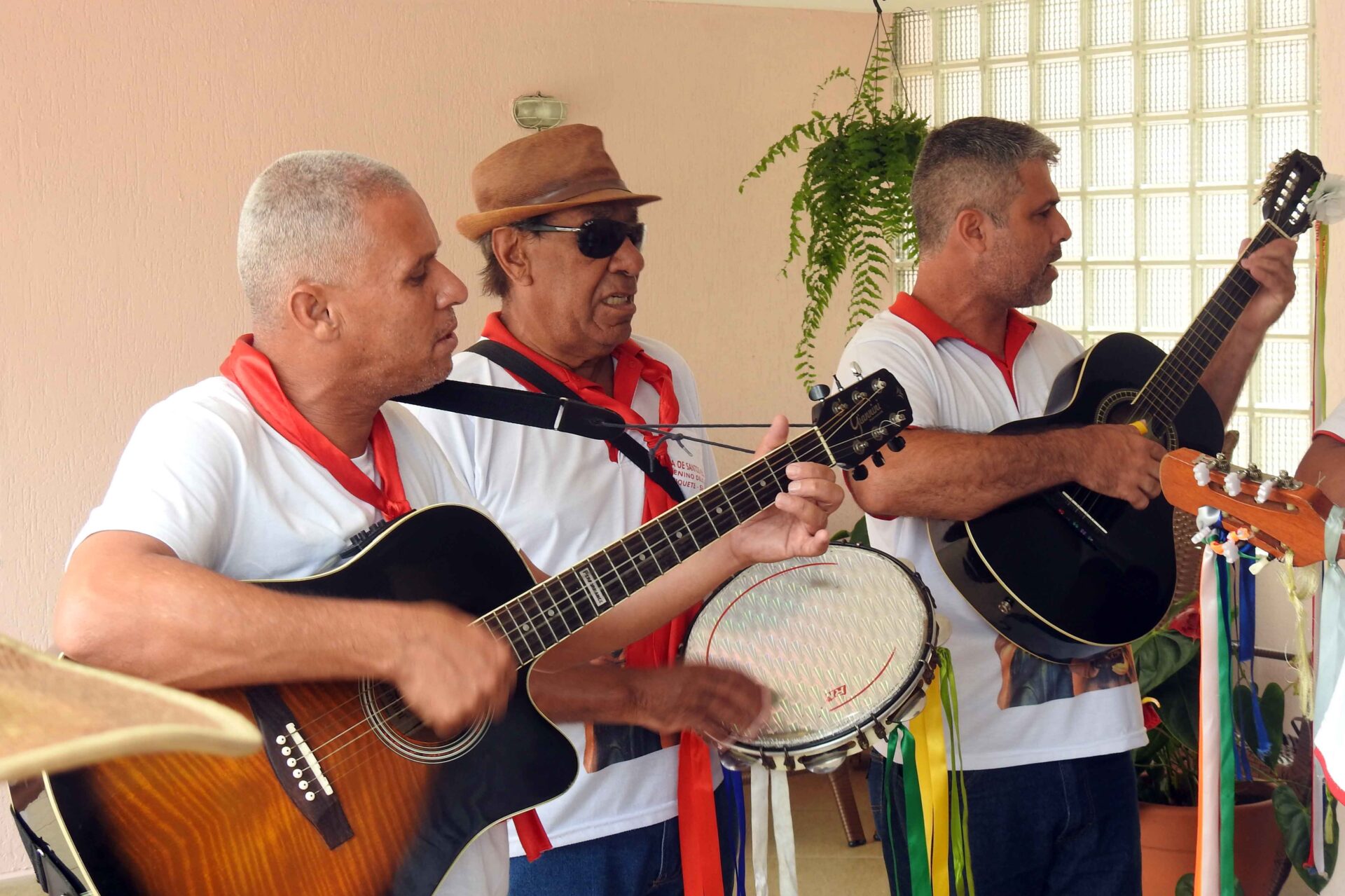 Grupo Folia de Reis Menino Deus, de Piquete, SP. Esse Grupo percorre o município no período entre dezembro e janeiro, antecedendo a grande Festa de Reis, visitando presépios. Foto tirada em 29 de dezembro de 2024.