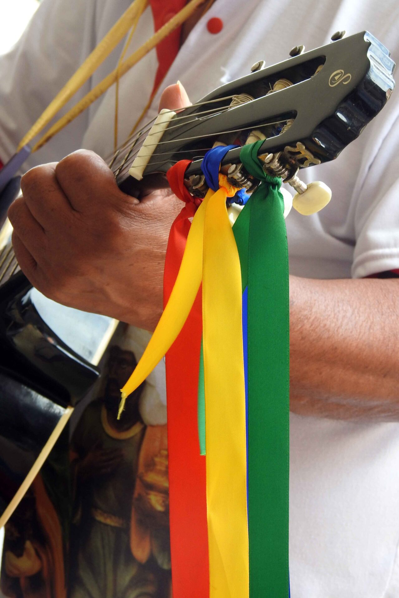 Grupo Folia de Reis Menino Deus, de Piquete, SP. Esse Grupo percorre o município no período entre dezembro e janeiro, antecedendo a grande Festa de Reis, visitando presépios. Foto tirada em 29 de dezembro de 2024.