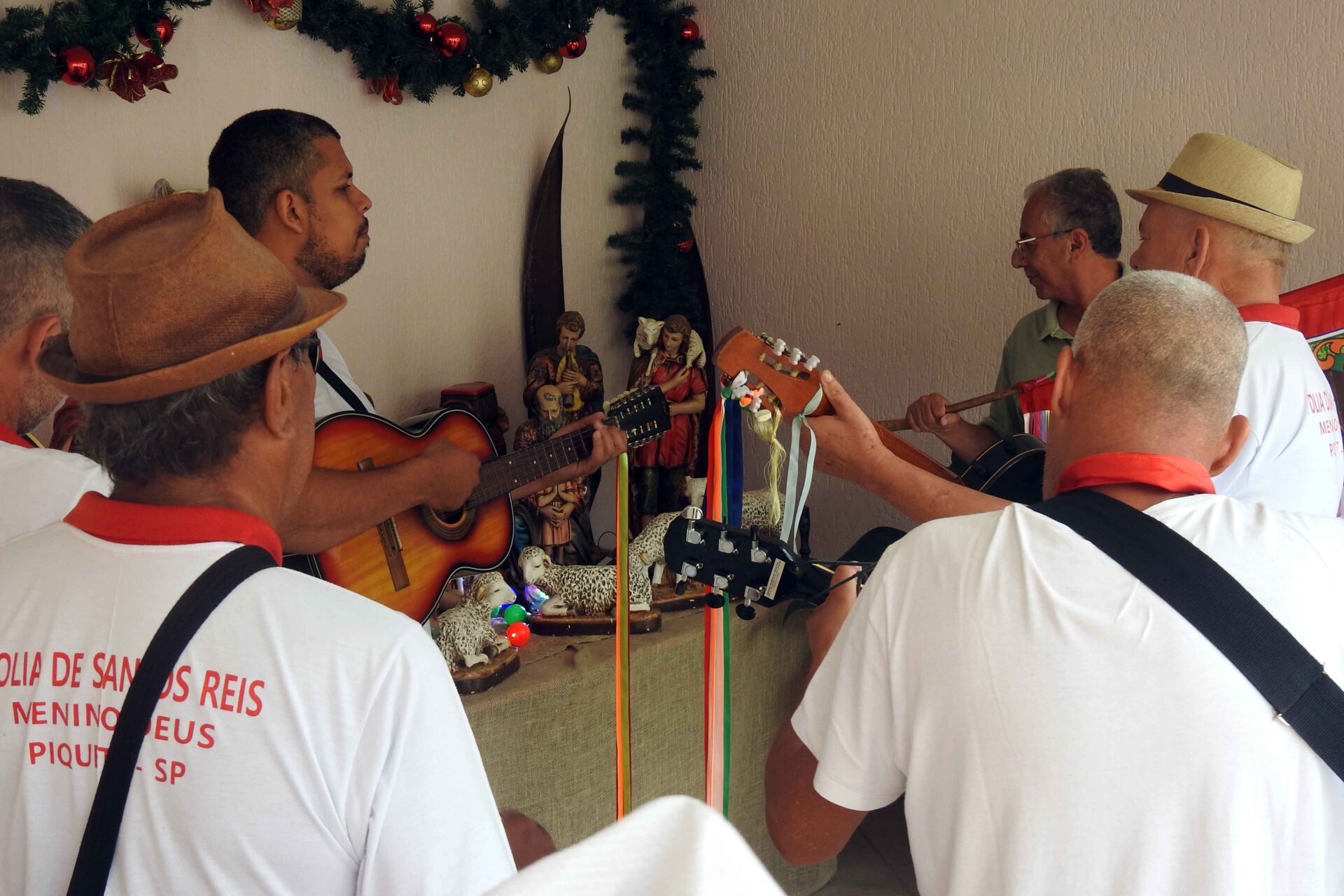 Grupo Folia de Reis Menino Deus, de Piquete, SP. Esse Grupo percorre o município no período entre dezembro e janeiro, antecedendo a grande Festa de Reis, visitando presépios. Foto tirada em 29 de dezembro de 2024.