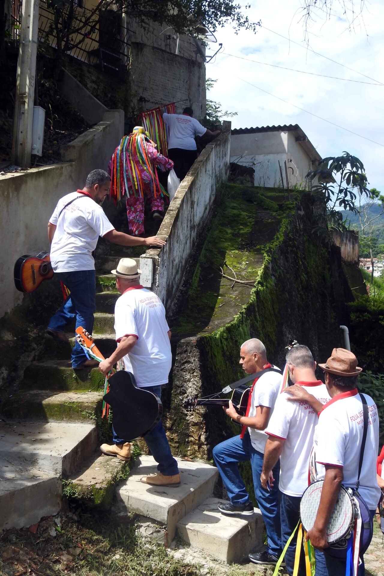 Grupo Folia de Reis Menino Deus, de Piquete, SP. Esse Grupo percorre o município no período entre dezembro e janeiro, antecedendo a grande Festa de Reis, visitando presépios. Foto tirada em 29 de dezembro de 2024.