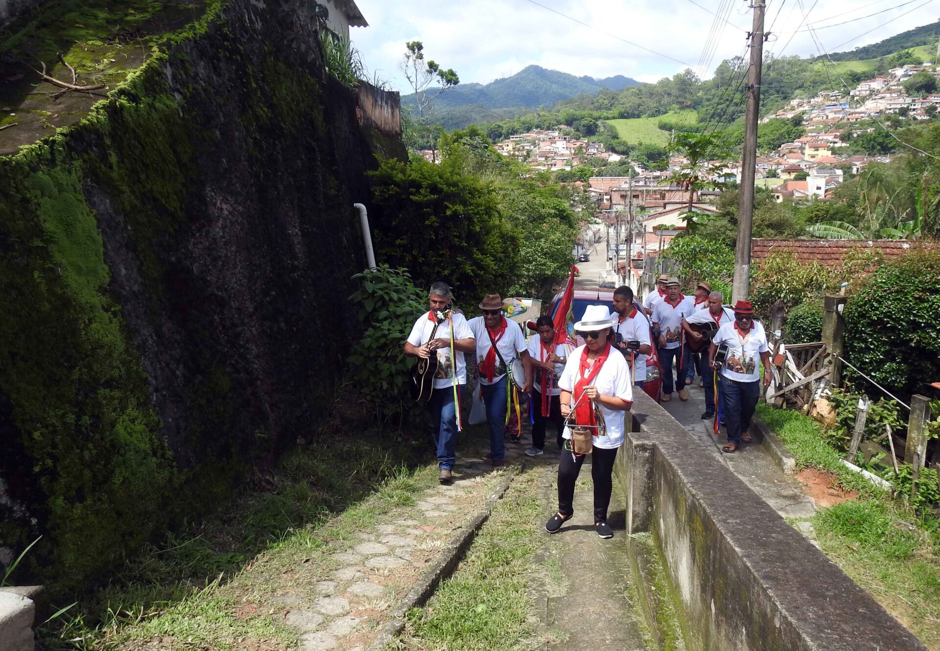 Grupo Folia de Reis Menino Deus, de Piquete, SP. Esse Grupo percorre o município no período entre dezembro e janeiro, antecedendo a grande Festa de Reis, visitando presépios. Foto tirada em 29 de dezembro de 2024.