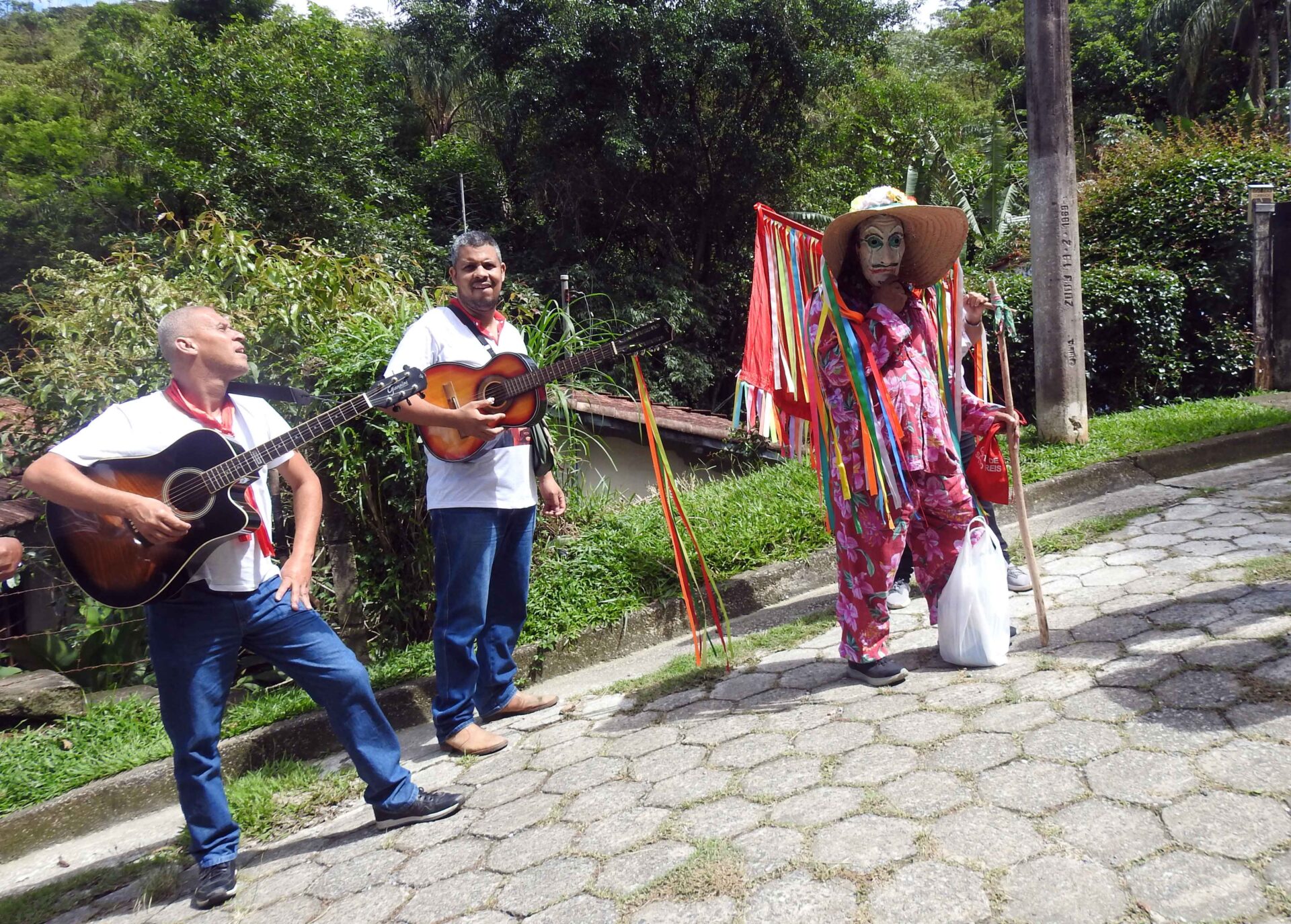 Grupo Folia de Reis Menino Deus, de Piquete, SP. Esse Grupo percorre o município no período entre dezembro e janeiro, antecedendo a grande Festa de Reis, visitando presépios. Foto tirada em 29 de dezembro de 2024.