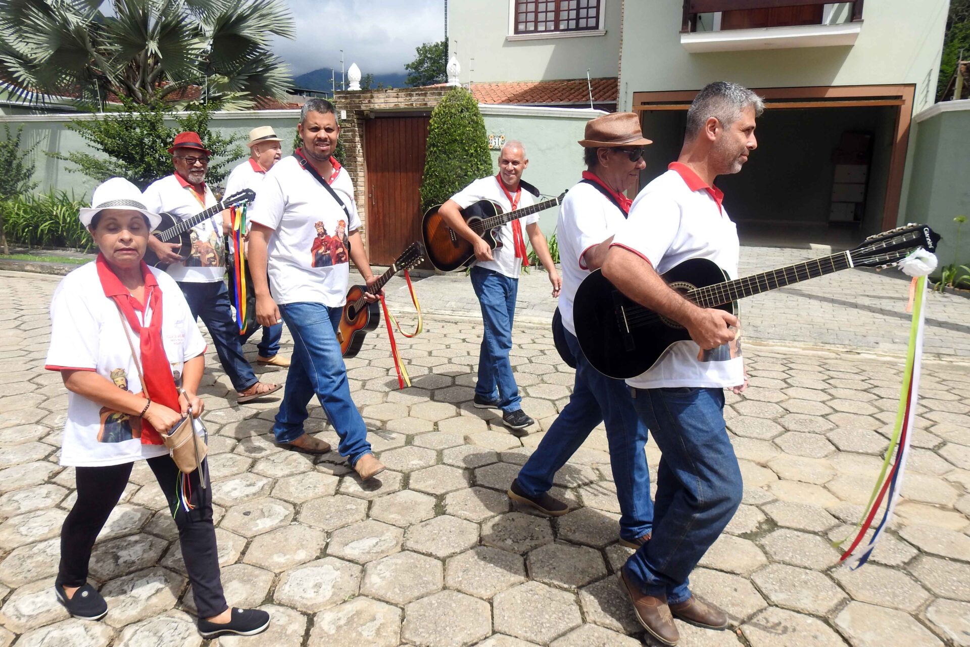 Grupo Folia de Reis Menino Deus, de Piquete, SP. Esse Grupo percorre o município no período entre dezembro e janeiro, antecedendo a grande Festa de Reis, visitando presépios. Foto tirada em 29 de dezembro de 2024.