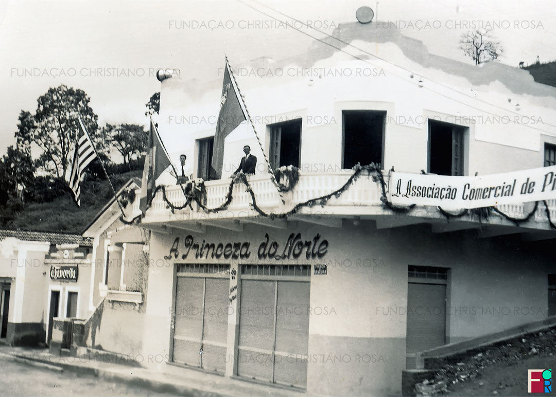 Edifício construído pelos irmãos André e João Raffoul. Na parte inferior, uma loja de tecidos e armarinhos. Na parte superior, a sede social da Associação Comercial de Piquete, cuja inauguração aconteceu em dezembro de 1948 e contou com a presença de Adhemar de Barros, então governador do estado de São Paulo.