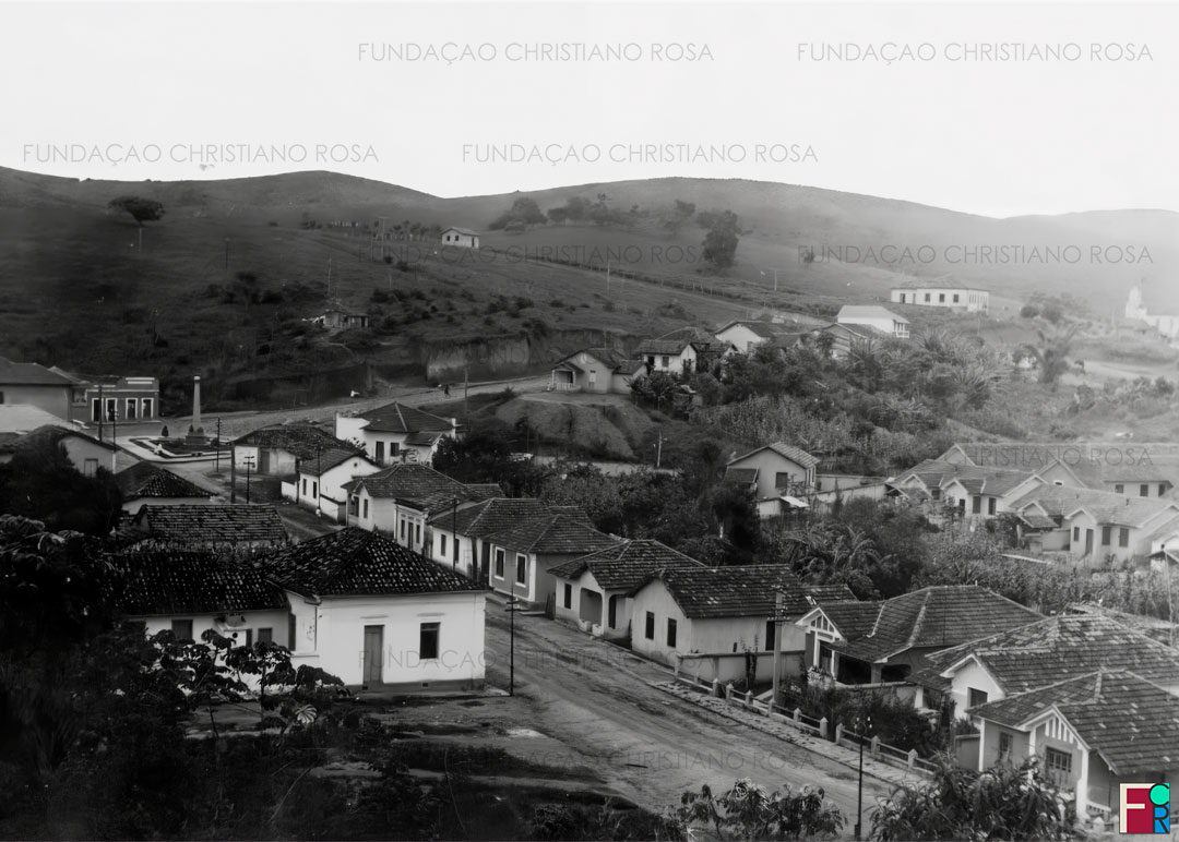 Na foto de 1940, a rua Comendador Custódio, tendo, em primeiro plano, à esquerda, o prédio da Sociedade dos Funcionários da FPV e à direita, a Vila Duque. Ao fundo, na confluência da Com. Custódio com as ruas do Piquete e Cel. Luiz Relvas, a Praça da Bandeira, com seu obelisco. Observam-se, ainda, o antigo grupo escolar e, em frente a ele, a igreja Metodista. Não havia o Parque São Miguel.