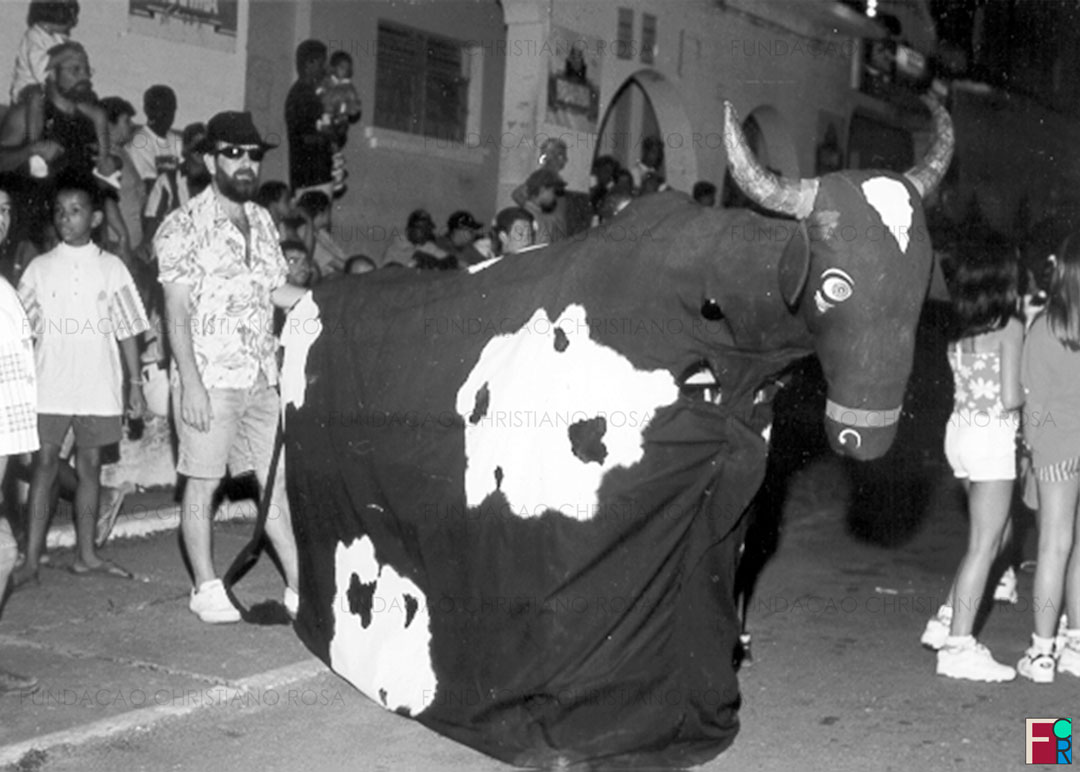Boi de Carnaval confeccionado por Nê Pacheco. Ao lado, Beto Pacheco. Carnaval de Piquete, SP, de 1997.