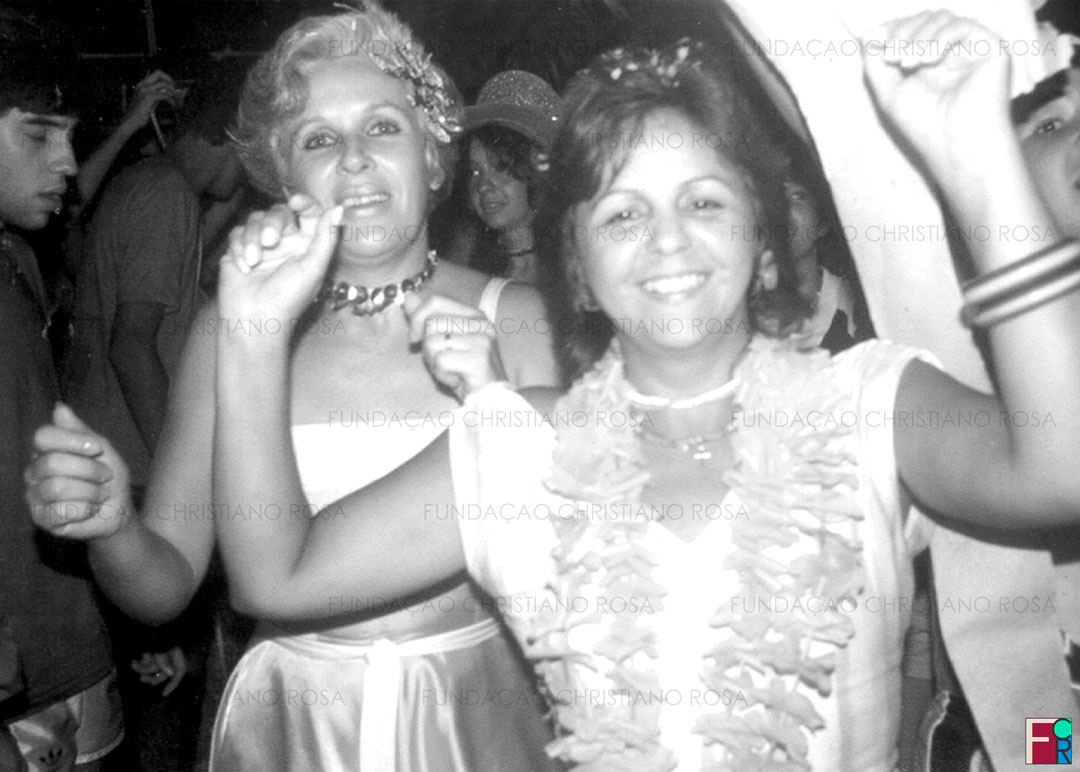 Em primeiro plano, Ângela Rosa Giffoni de Castro Ferreira, ex primeira dama do município, com a amiga Vitória, em baile de Carnaval no Montanhês Clube de Piquete, na década de 1980.