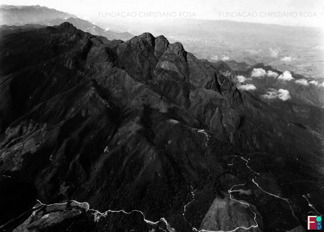 Foto aérea do Pico dos Marins.
