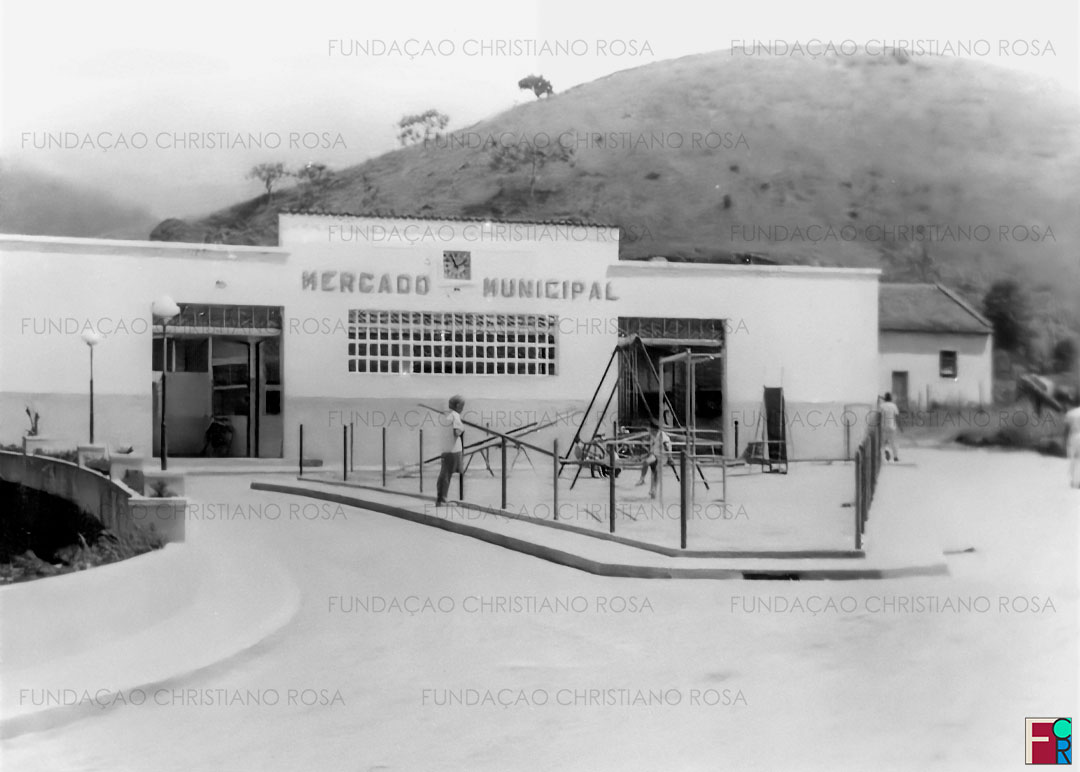 A Praça José Vieira Soares com seu parque infantil, inaugurada em 15 de junho de 1963, em frente ao Mercado Municipal.