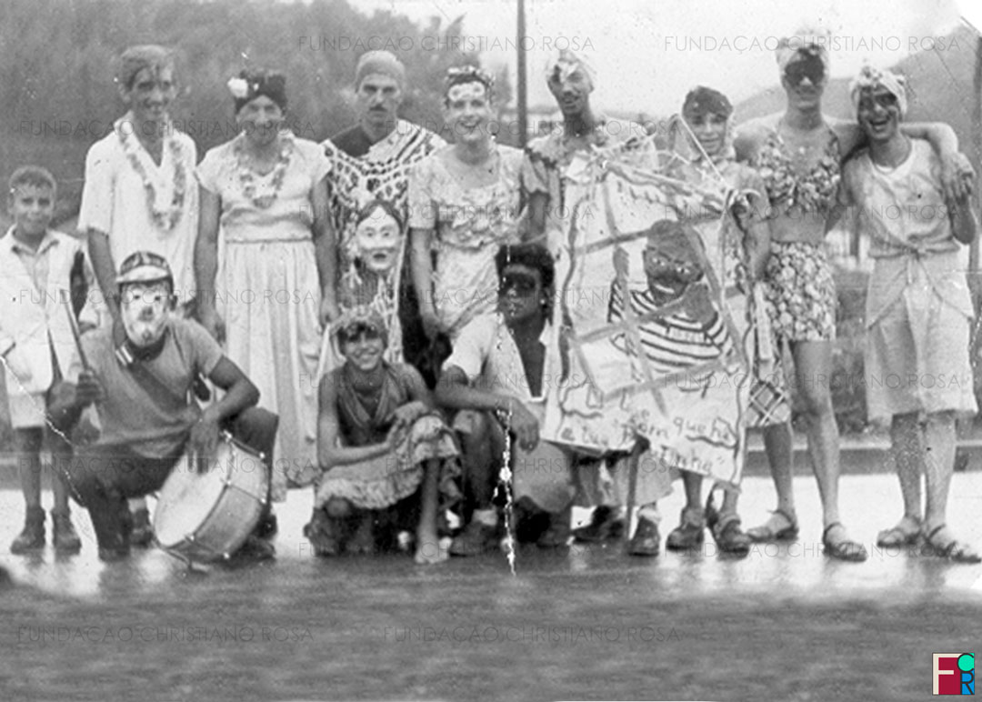 A irreverência dos jovens no Carnaval de 1948 em Piquete, SP. Em pé, da esquerda para a direita: Almir Lopes Pantoja, Orlando Siriri, Osvaldo Português, Eny Thiers, Oswaldo Peixoto, Valdir Peixoto, Joaquim de Olivieira (Quinzinho) e Saturnino Costa (Nino). Agachados: Durcílio Brasilino, Sargento Zé Carlos de Moraes e Dogmar Brasilino. José Gulo é o menino à esquerda.