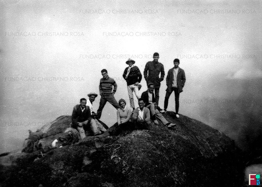 Grupo liderado por Luiz Vieira Soares (à frente) no topo do Pico dos Marins.
