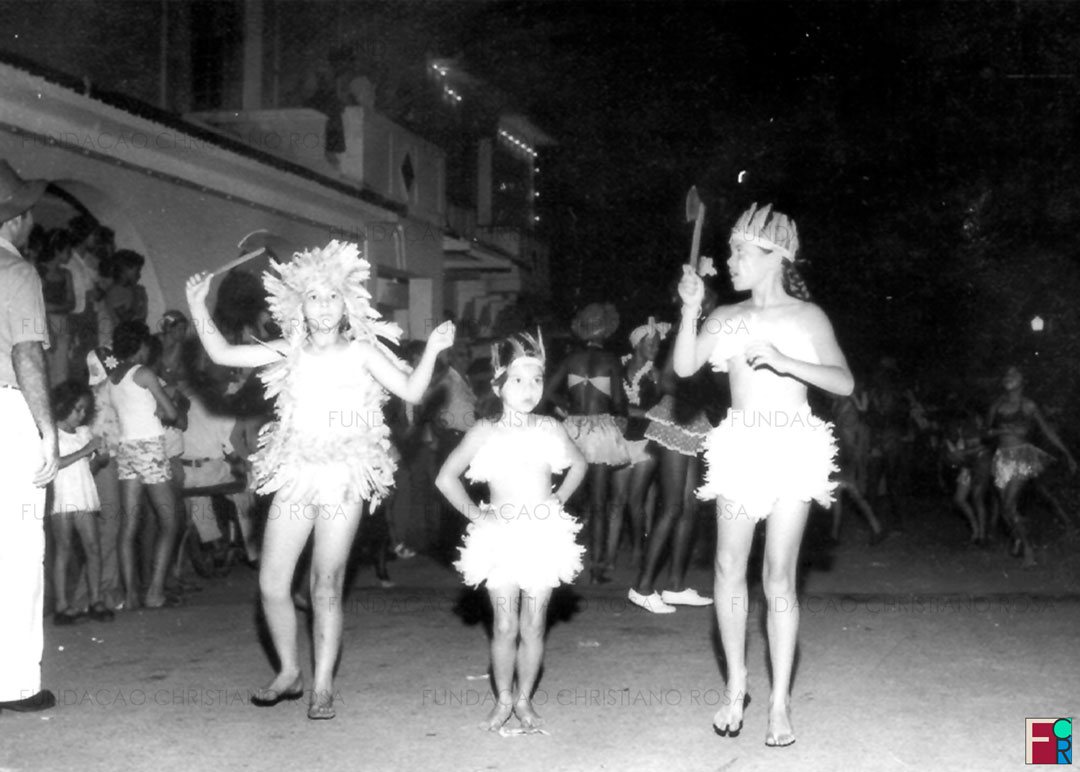 Crianças em desfile de Carnaval em Piquete, SP.