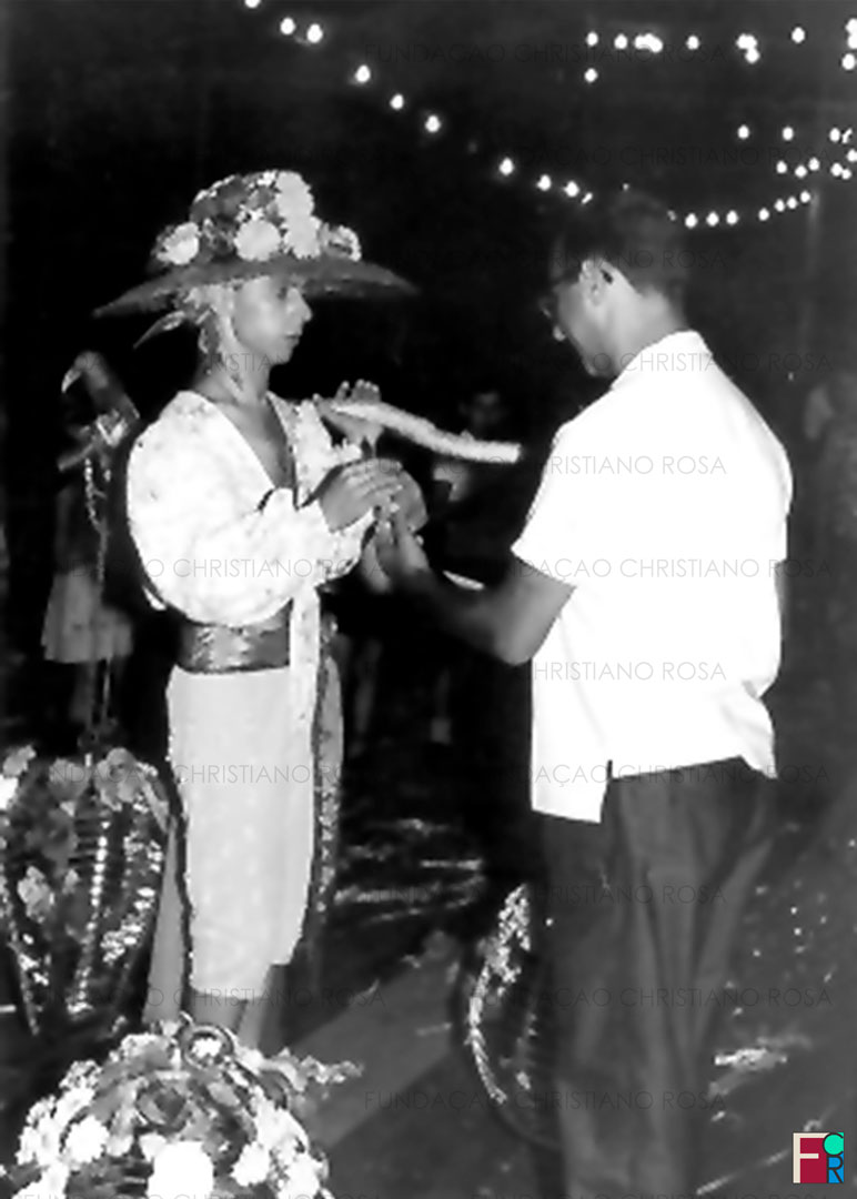Antônio Domingos de Paula é premiado por sua fantasia "O caçador de Pássaros", em concurso de fantasias de Carnaval da década de 1960, em Piquete, SP.