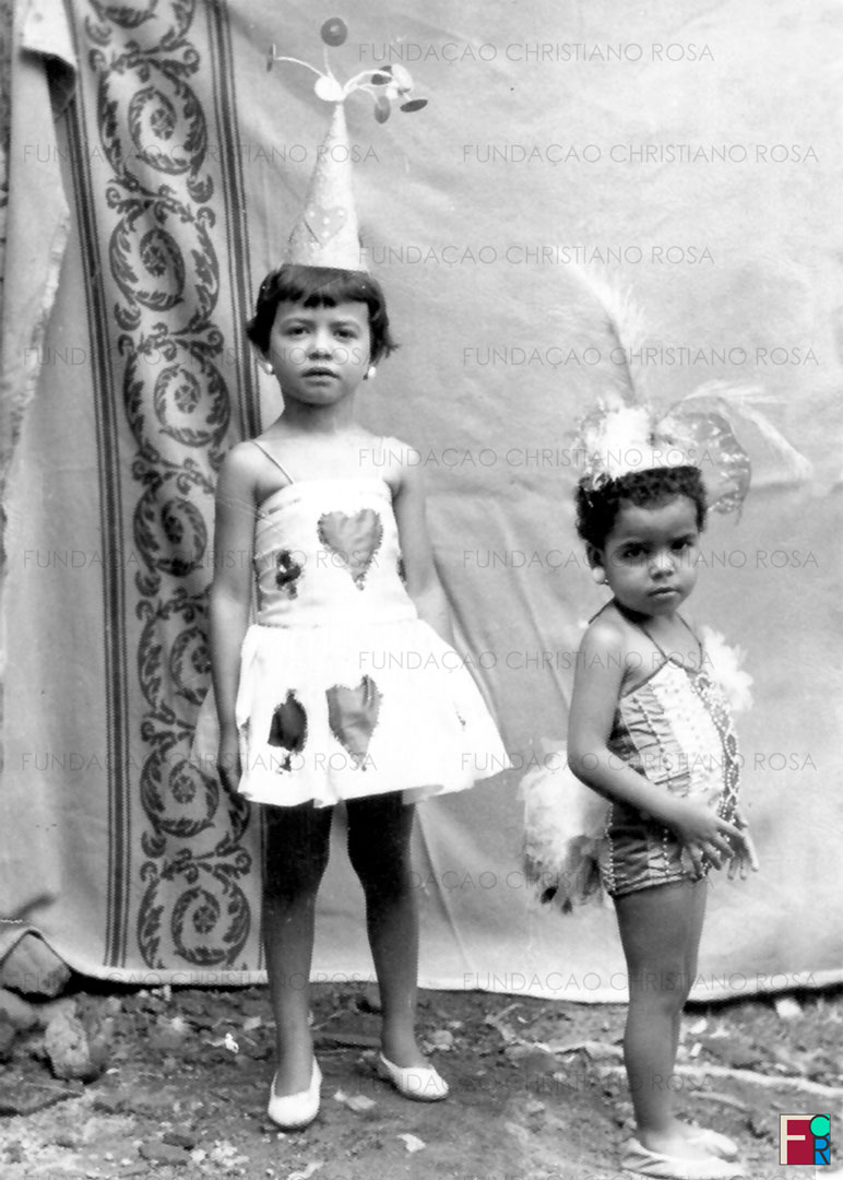 Doris e Jane Costa, em Carnaval da década de 1950, em Piquete, SP.