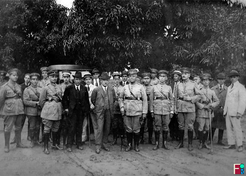 Cel. Jorge França Wiedmann, diretor da Fábrica, com visitantes, em foto de 1921.
