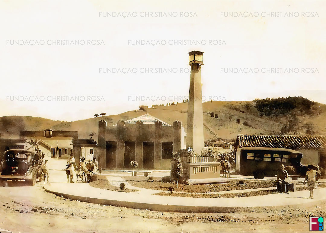 Vista da Praça da Bandeira quando de sua inauguração, em 1940. O desenho é de Otávio Cândido Ribeiro, projetista do gabinete de estudos da FPV. Otávio Cândido desenhou, entre outros, o pórtico de entrada da Vila Duque e a casa junto a ele, o prédio do Posto Caloric e o Hotel do Brasilino.