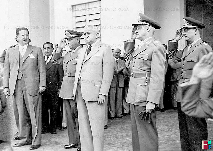 O Presidente Dutra, ladeado pelo Gen. Waldemar Brito de Aquino, Diretor da FPV, e pelo Governador do estado de São Paulo, Adhemar de Barros, e autoridades civis e militares em frente ao Hospital da FPV no dia 28/08/1948.