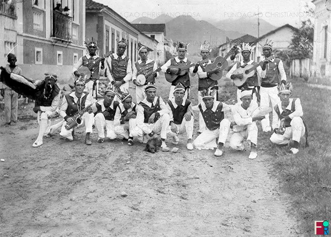 Músicos e componentes do bloco Guarany. Carnaval de 1931 em Piquete, SP. Foto tirada na Rua da Mantiqueira, em frente à casa do Sargento Quilula, onde se concentravam os foliões de Piquete.