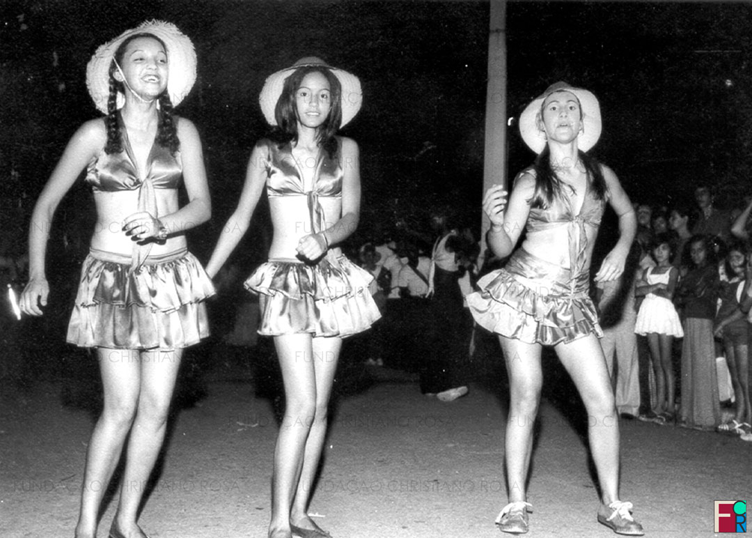 Passistas em desfile de Carnaval da década de 1980, em Piquete, SP.