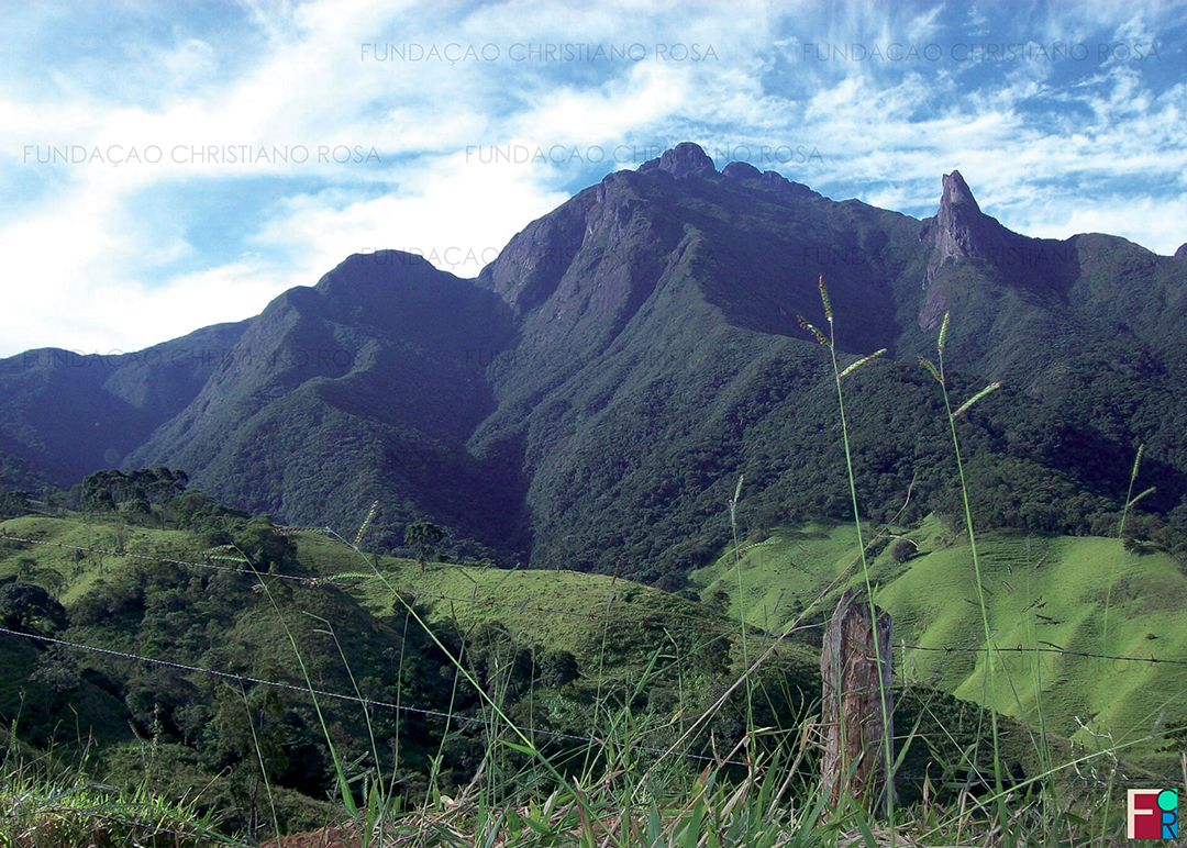 Vista do Pico dos Marins a partir da estrada Bairro dos Marins x Marmelópolis.