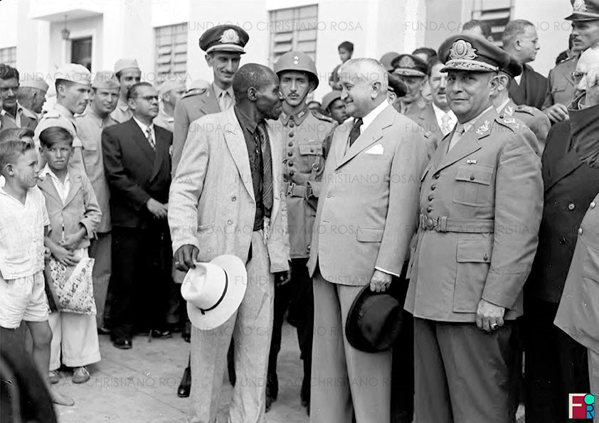 Muito popular, o Presidente Dutra conversa com um ex combatente da Revolução de 1932, seu velho conhecido, em frente ao prédio do Hospital da FPV.