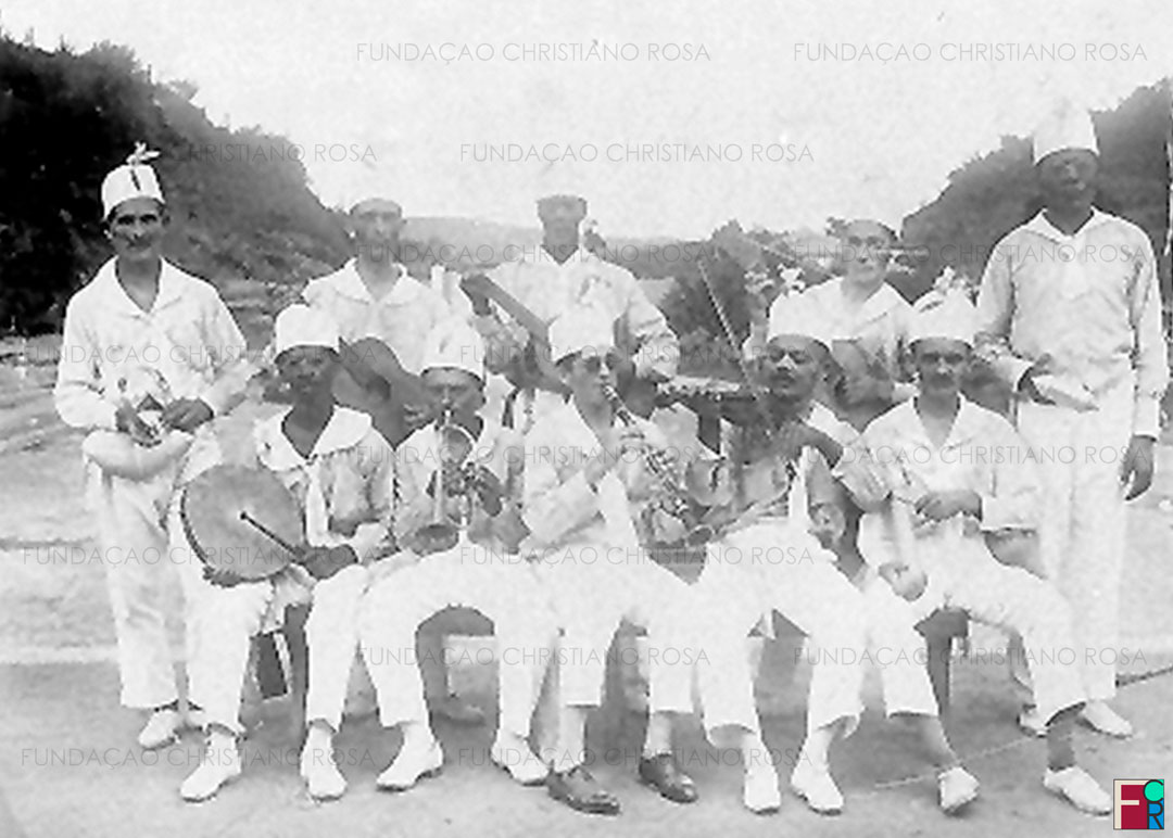 Músicos do Rancho Flor do Indayá - Carnaval de Piquete de 1926. Em pé, da esquerda para a direita: José Barbosa Reis, Duílio Damico, Sebastião de Lima, ? e Marcelin. Sentados: Zé Eleotério, Cícero Trindade, Antônio Vianna, Manoel Raimundo e José da Encarnação.