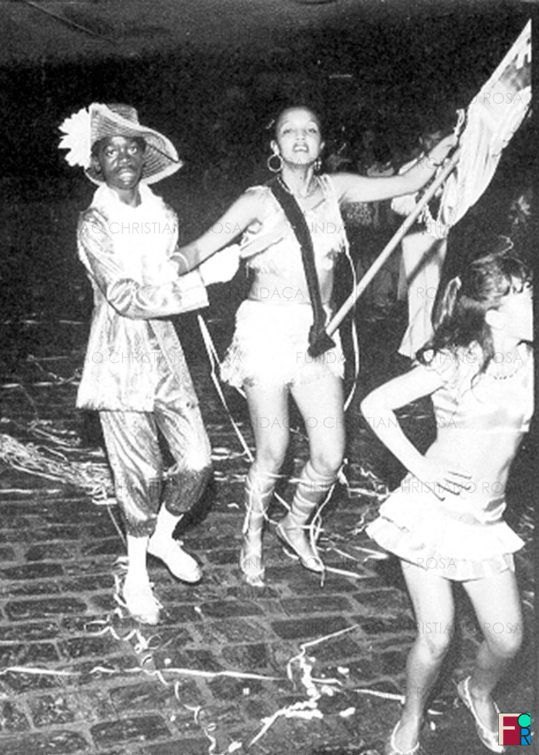 Mestre sala Lalá e Porta-Bandeira da Escola de Samba Príncipe Negro, em desfile de Carnaval da década de 1980, em Piquete, SP.