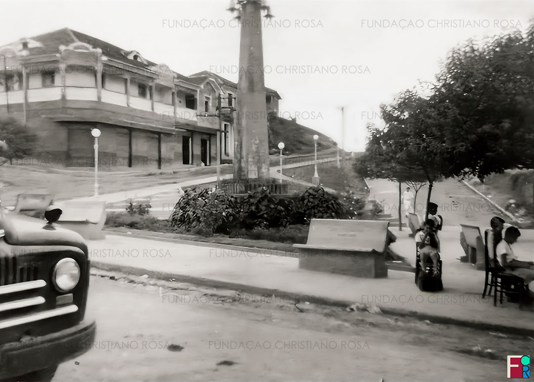 Praça da Bandeira após reforma concluída pelo prefeito Luiz Vieira Soares em sua gestão de 1948 a 1951. Em primeiro plano, engraxates, que ofereciam seus serviços aos hóspedes do Hotel do Brasilino. Foto de 1951.