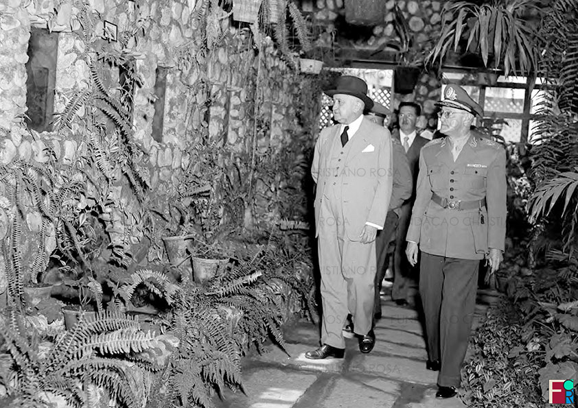 O Presidente Dutra, acompanhado do General Waldemar Brito de Aquino, Diretor da FPV, visita o Aquário do Parque Zoológico e Jardim da Infância. Ao fundo, o governador de São Paulo, Adhemar de Barros.