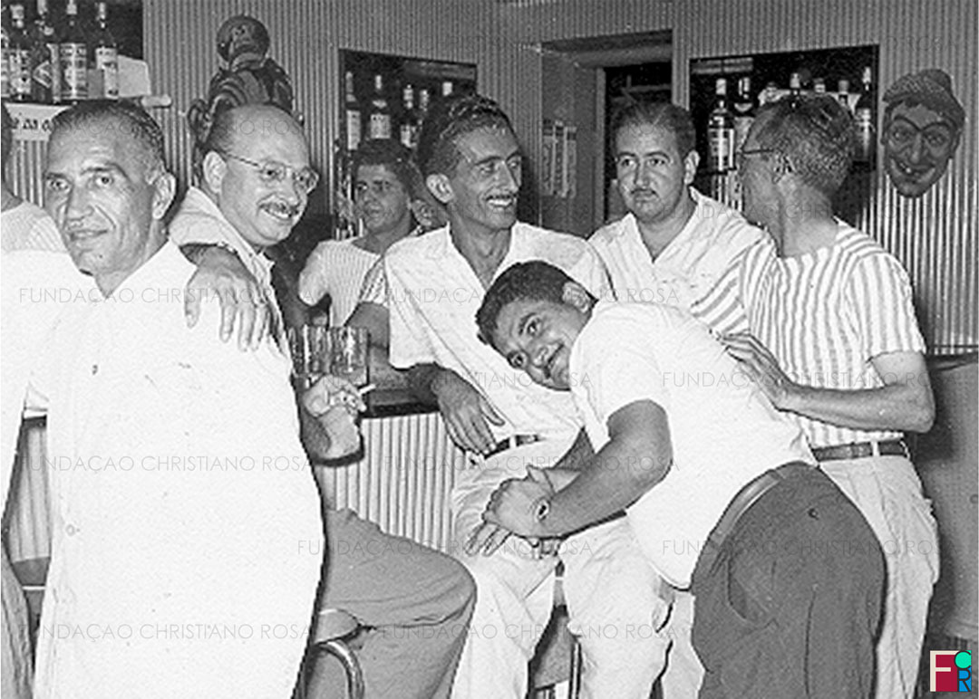Grupo de amigos no Grêmio General Carneiro, em Piquete, SP. A partir da esquerda: Lulu Meirelles, Cursino, José Armando, Almir Pantoja, Laurentino Gonçalves Dias, ?. Agachado, Miguel Moreira.