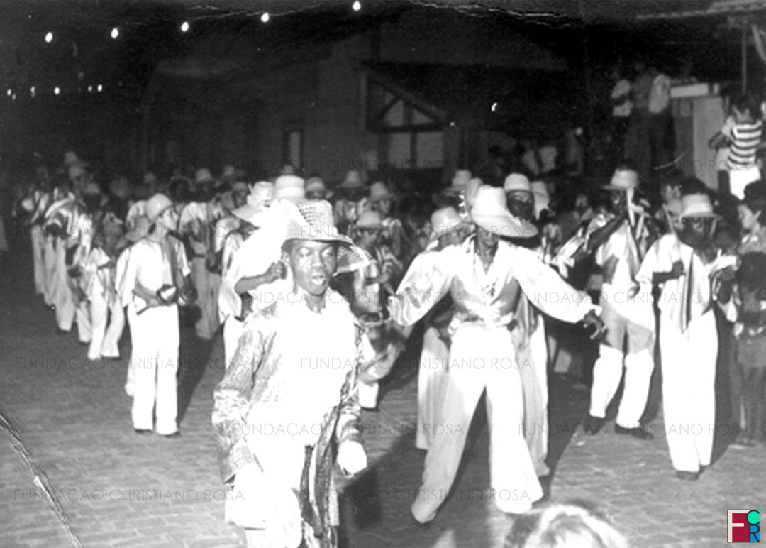 Desfile de escola de samba Príncipe Negro, no Carnaval de Piquete, na década de 1980.