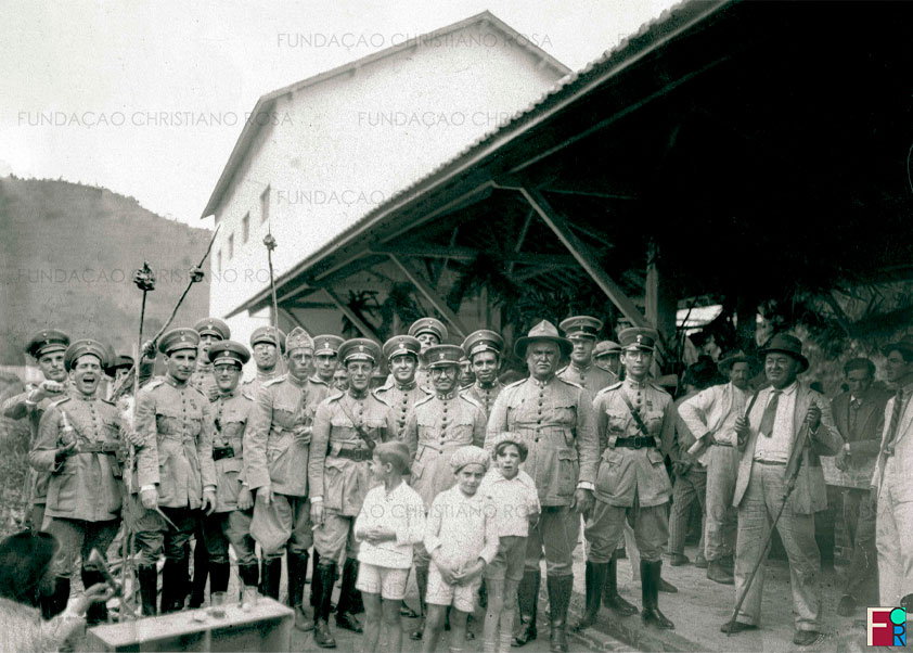 Comissão construtora da fábrica do trotil, em 19 de novembro de 1930, em confraternização.