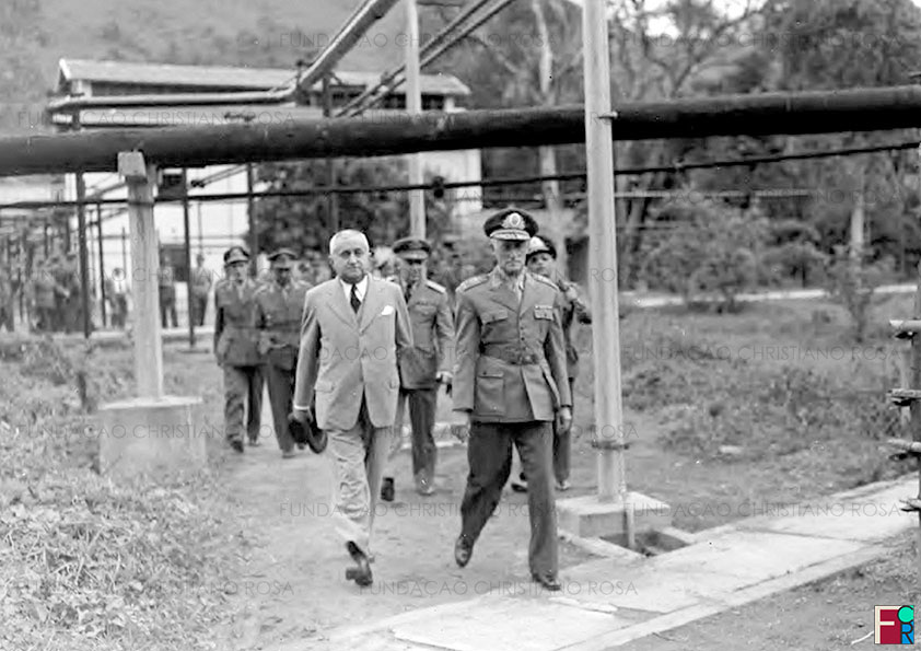 O Presidente Dutra e comitiva visitando o interior da FPV.