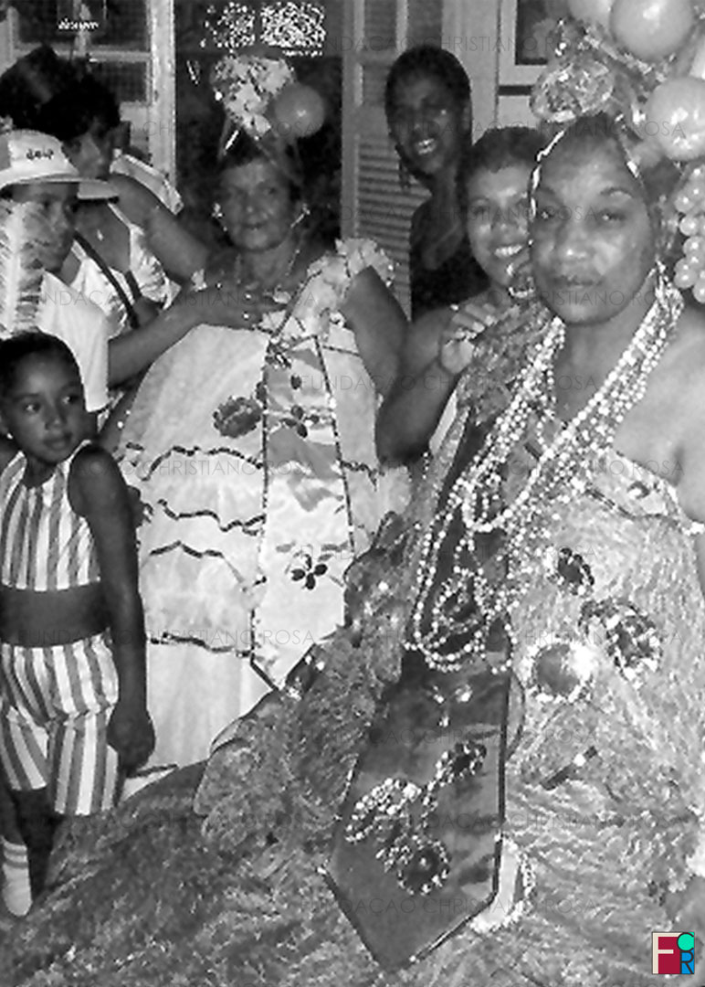 D. Regina do Bitu e amigos em Carnaval na cidade de Piquete, SP.