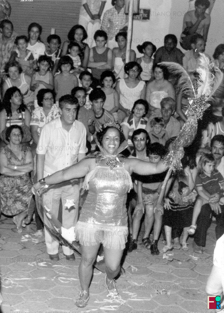 D. Ditinha desfila no Carnaval de Piquete observada pelo então prefeito, José Armando de Castro Ferreira.