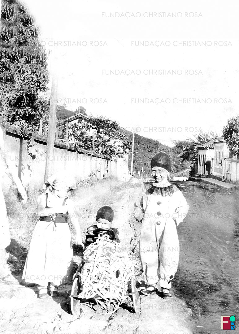 Wanda, Elza e Milton Villar em foto à Rua São Miguel, em Piquete, SP, na década de 1930.
